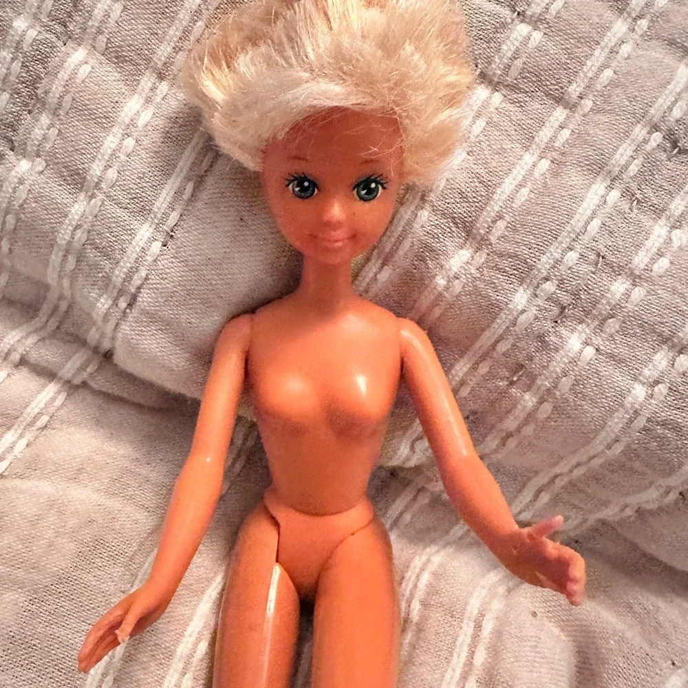 Vintage 1987 Barbie doll skipper
